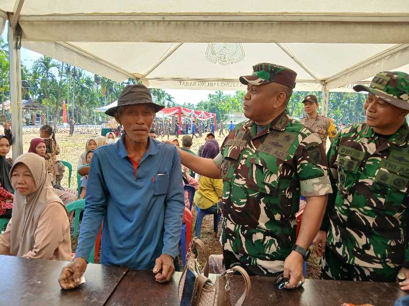 Kasrem 042/Gapu Kolonel Inf Eddy Basuki didampingi Dandim 0419/Tanjab Letkol Arm Dwi Sutaryo berbincang dengan seorang warga yang mengikuti pelayanan pengobatan massal TMMD Ke-124 Tahun 2025 (LT)