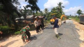 Satgas TMMD Ke-124 Kodim 0419/Tanjab saat melakukan pengerjaan Jalan