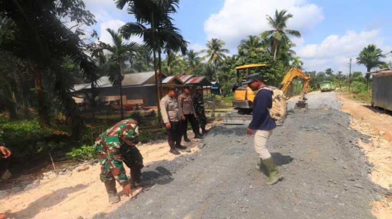 Satgas TMMD Ke-124 Kodim 0419/Tanjab saat melakukan pengerjaan Jalan