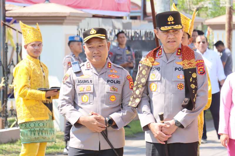 Kapolres Tanjab Barat AKBP Agung Basuki sambut kedatangan Kapolda Jambi Irjen Pol Krisno Halomoan Siregar dan romnongan (Humas)