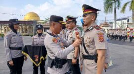 Kapolres Tanjab Barat AKBP Agung Basuki sematkan tanda jabatan kepada Kapolsek Tebing Tinggi IPDA  Andi Ilham Junaidi. (LT)