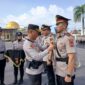 Kapolres Tanjab Barat AKBP Agung Basuki sematkan tanda jabatan kepada Kapolsek Tebing Tinggi IPDA  Andi Ilham Junaidi. (LT)