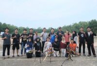 Sekretaris Umum KONI Tanjab Barat Cecep bersama Ketua Pengkab Perpani Azmi Saputra dan pengurus beserta Atlet (Ist)