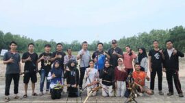 Sekretaris Umum KONI Tanjab Barat Cecep bersama Ketua Pengkab Perpani Azmi Saputra dan pengurus beserta Atlet (Ist)