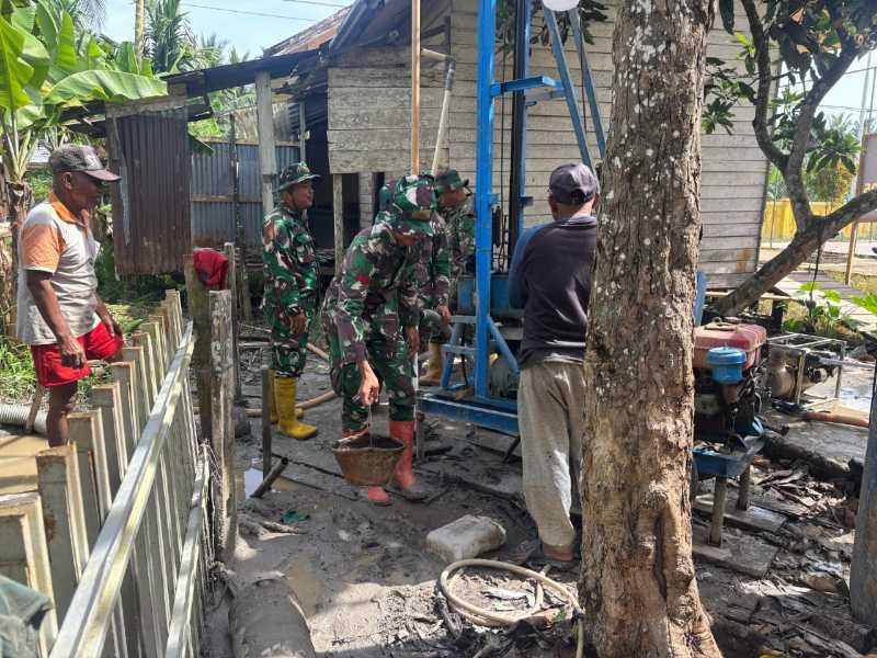 Satgas TMMD Ke-124 Bahu Membahu Mengerjakan Sumur Bor di SDN 092 Tanjab Barat Desa Kemuning (Pentjb)