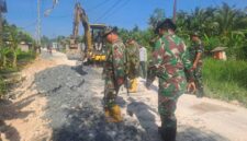 Proses Pengerjaan Jalan TMMD Ke-124 di Desa Kemuning Kecamatan Bram Itam (Pentjb)