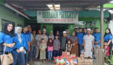 Ketua dan pengurus IFC Regional Jambi Foto Berasama Pengurus dan Anak-Anak Panti (LT)