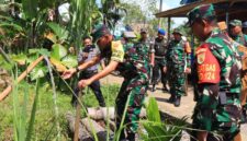 Letnan Jenderal TNI Muhammad Zamroni Ketua Tim Wasev Cek Kualitas Air Sumur Bor Sasaran Fisik Program Unggulan Kasad TMMD Ke-124 Kodim 0419/Tanjab (Pentjb)