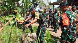 Letnan Jenderal TNI Muhammad Zamroni Ketua Tim Wasev Cek Kualitas Air Sumur Bor Sasaran Fisik Program Unggulan Kasad TMMD Ke-124 Kodim 0419/Tanjab (Pentjb)