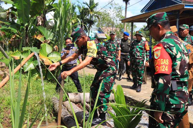 Letnan Jenderal TNI Muhammad Zamroni Ketua Tim Wasev Cek Kualitas Air Sumur Bor Sasaran Fisik Program Unggulan Kasad TMMD Ke-124 Kodim 0419/Tanjab (Pentjb)