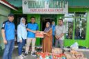 Muhammad Supriyanro member IFC Kuala Tungkal menyerahkan Bantuan ke Pengurus Panti Asuhan (Ist)