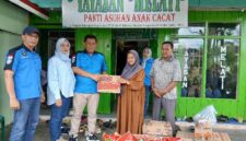Muhammad Supriyanro member IFC Kuala Tungkal menyerahkan Bantuan ke Pengurus Panti Asuhan (Ist)