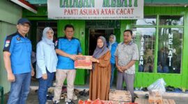 Muhammad Supriyanro member IFC Kuala Tungkal menyerahkan Bantuan ke Pengurus Panti Asuhan (Ist)