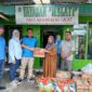 Muhammad Supriyanro member IFC Kuala Tungkal menyerahkan Bantuan ke Pengurus Panti Asuhan (Ist)