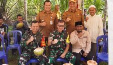 Kades Kemuning foto bersama Letjen TNI Muhammad Zamroni, Dandim 0419/Tanjab Letkol Arm Dwi Sutaryo, Wabup Katamso dan Camat Bram Itam Rendriawan Akbar (Ist)