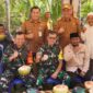 Kades Kemuning foto bersama Letjen TNI Muhammad Zamroni, Dandim 0419/Tanjab Letkol Arm Dwi Sutaryo, Wabup Katamso dan Camat Bram Itam Rendriawan Akbar (Ist)