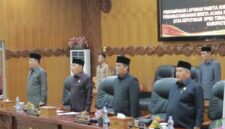 Ketua DPRD Tanjab Barat Hamdani bersama Wakil Ketua Hasan Basyri Harahap, H Muh Sjafril Simamora dan Wabup Katamso saat Paripurna.