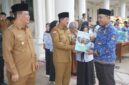 Didampingi Wabup Katamso, Bupati Tanjab Barat Anwar Sadat Serahkan SK kepada salah seorang ASN (Pro)