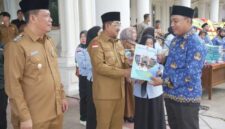 Didampingi Wabup Katamso, Bupati Tanjab Barat Anwar Sadat Serahkan SK kepada salah seorang ASN (Pro)