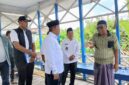 Bupati Anwar Sadat didampingi Kades dan Camat saat menjumpai Marlanhadi Korban Musibah Longsor (LT)