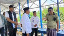 Bupati Anwar Sadat didampingi Kades dan Camat saat menjumpai Marlanhadi Korban Musibah Longsor (LT)