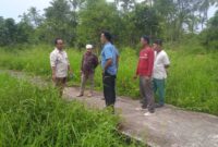 Endri Avian bersama Ketua RT dan Warga di Kelurahan Patunas (Ist)