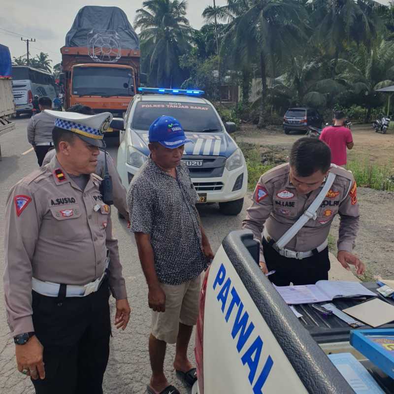 Petugas Satlantas Polres Tanjab Barat saat melaksanan giat penindakan (Satlantas)