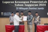Bupati Tanjab Barat Anwar Sadat terima LHP dari BPK (Pro)