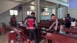 Personel Sat Samapta Polres Tanjab Barat Sterilisasi Gereja (Humas)