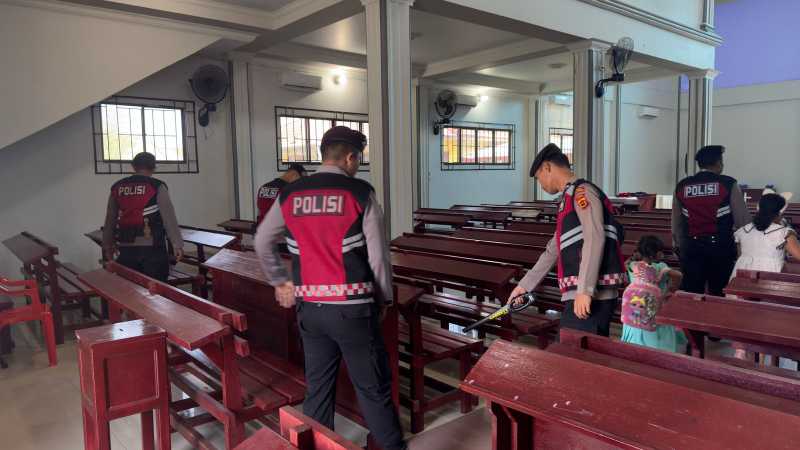 Personel Sat Samapta Polres Tanjab Barat Sterilisasi Gereja (Humas)