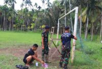 Satgas TMMD Ke-124 Kodim 0419/Tanjab Melakukan Pengecatan Tiang Gawang Lapangan Sepak Bola Desa Kemuning, Kecamatan Bram Itam (Satgas)