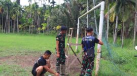 Satgas TMMD Ke-124 Kodim 0419/Tanjab Melakukan Pengecatan Tiang Gawang Lapangan Sepak Bola Desa Kemuning, Kecamatan Bram Itam (Satgas)