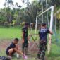 Satgas TMMD Ke-124 Kodim 0419/Tanjab Melakukan Pengecatan Tiang Gawang Lapangan Sepak Bola Desa Kemuning, Kecamatan Bram Itam (Satgas)