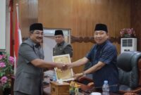 Hamdani menerima nota pengantar ranperda tentang pertamggungjawaban APBD Tanjab Barat 2024 dari Bupati Amwar Sadat (Pro)