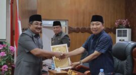 Hamdani menerima nota pengantar ranperda tentang pertamggungjawaban APBD Tanjab Barat 2024 dari Bupati Amwar Sadat (Pro)
