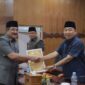 Hamdani menerima nota pengantar ranperda tentang pertamggungjawaban APBD Tanjab Barat 2024 dari Bupati Amwar Sadat (Pro)