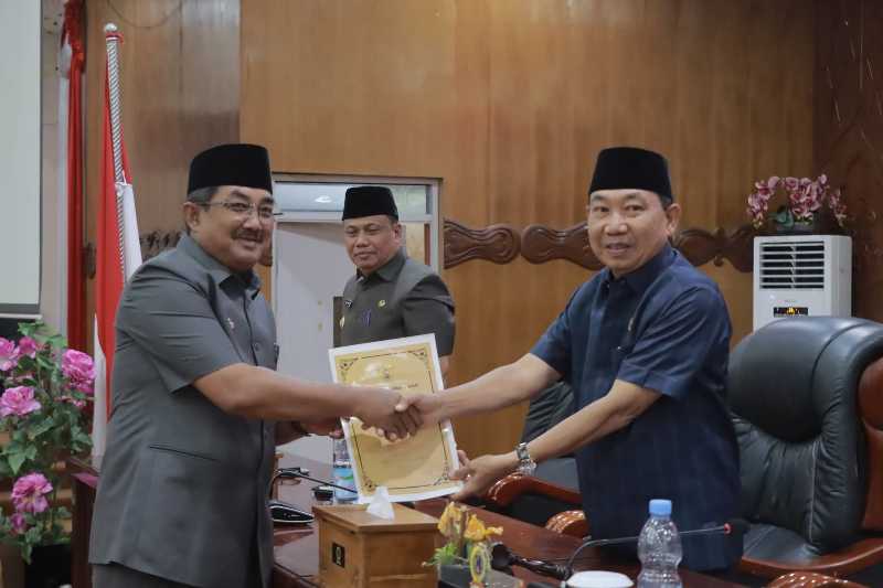 Hamdani menerima nota pengantar ranperda tentang pertamggungjawaban APBD Tanjab Barat 2024 dari Bupati Amwar Sadat (Pro)