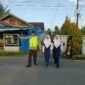 Seorang Personil Polres Tanjab Barat Bantu Pelajar Menyeberang Jalan (Ist)