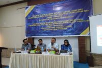 Ketua Bapemperda DPRD Tanjab Barat Jamal Darmawan Sie, S. E., M. M didampingi Narasumber dan Moderator saat berdiskusi (LT)