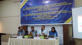 Ketua Bapemperda DPRD Tanjab Barat Jamal Darmawan Sie, S. E., M. M didampingi Narasumber dan Moderator saat berdiskusi (LT)