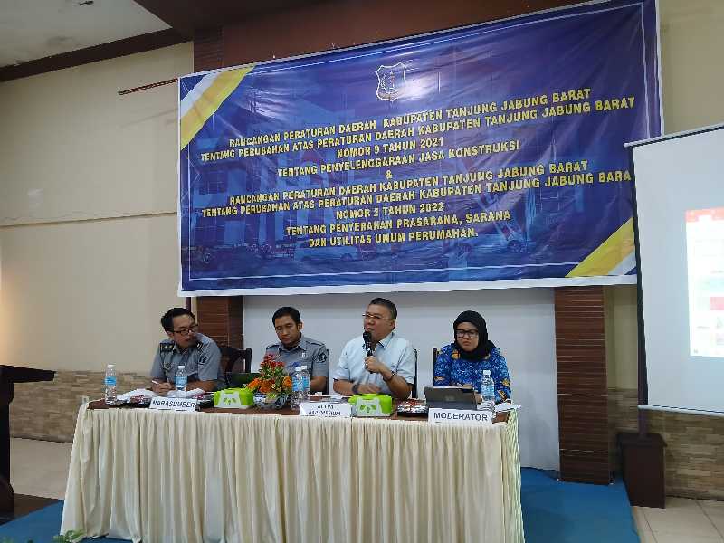 Ketua Bapemperda DPRD Tanjab Barat Jamal Darmawan Sie, S. E., M. M didampingi Narasumber dan Moderator saat berdiskusi (LT)