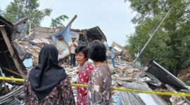 Susiana Pemilik Rumah bersama tetangga melihat pembersiham Puing-Puing Runahnya Yang Ambruk (LT)