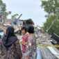 Susiana Pemilik Rumah bersama tetangga melihat pembersiham Puing-Puing Runahnya Yang Ambruk (LT)