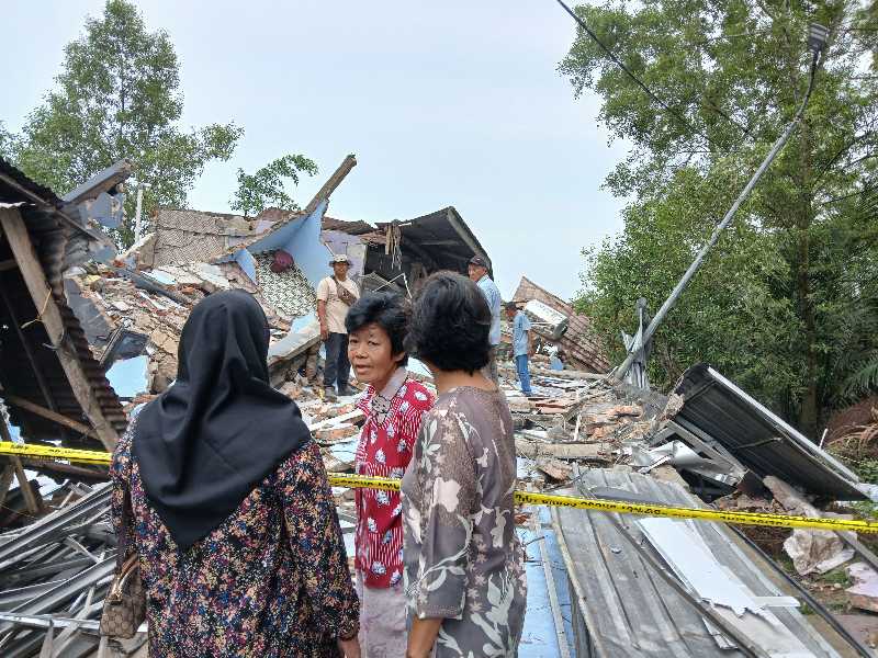 Susiana Pemilik Rumah bersama tetangga melihat pembersiham Puing-Puing Runahnya Yang Ambruk (LT)