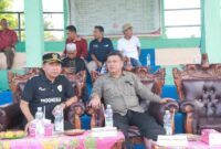 Ketua DPRD Tanjab Barat Hamdani S. E bersama Wakil Bupati Dr H Katamso SA, S.E., M. E saat penutupan Turnamen Sepak Bola (Pro)