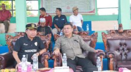 Ketua DPRD Tanjab Barat Hamdani S. E bersama Wakil Bupati Dr H Katamso SA, S.E., M. E saat penutupan Turnamen Sepak Bola (Pro)