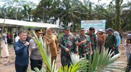 Pabungdim 0419/Tanjab, Bupati, Kapolres Tanjab Timur Foto Bersama Letjen TNI Kunto Arief Wibowo usai penanaman Sawit (Pentjb)