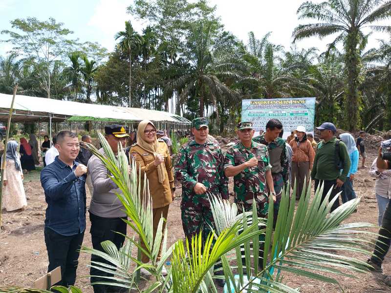 Pabungdim 0419/Tanjab, Bupati, Kapolres Tanjab Timur Foto Bersama Letjen TNI Kunto Arief Wibowo usai penanaman Sawit (Pentjb)