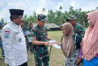 Mayjen TNI Ujang Darwis  bersama Bupati Tanjab Barat H Anwar Sadat menyerahkan Kunci Rumah kepada penerima bantuan Program TMMD (LT)