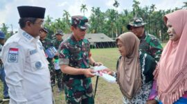 Mayjen TNI Ujang Darwis  bersama Bupati Tanjab Barat H Anwar Sadat menyerahkan Kunci Rumah kepada penerima bantuan Program TMMD (LT)